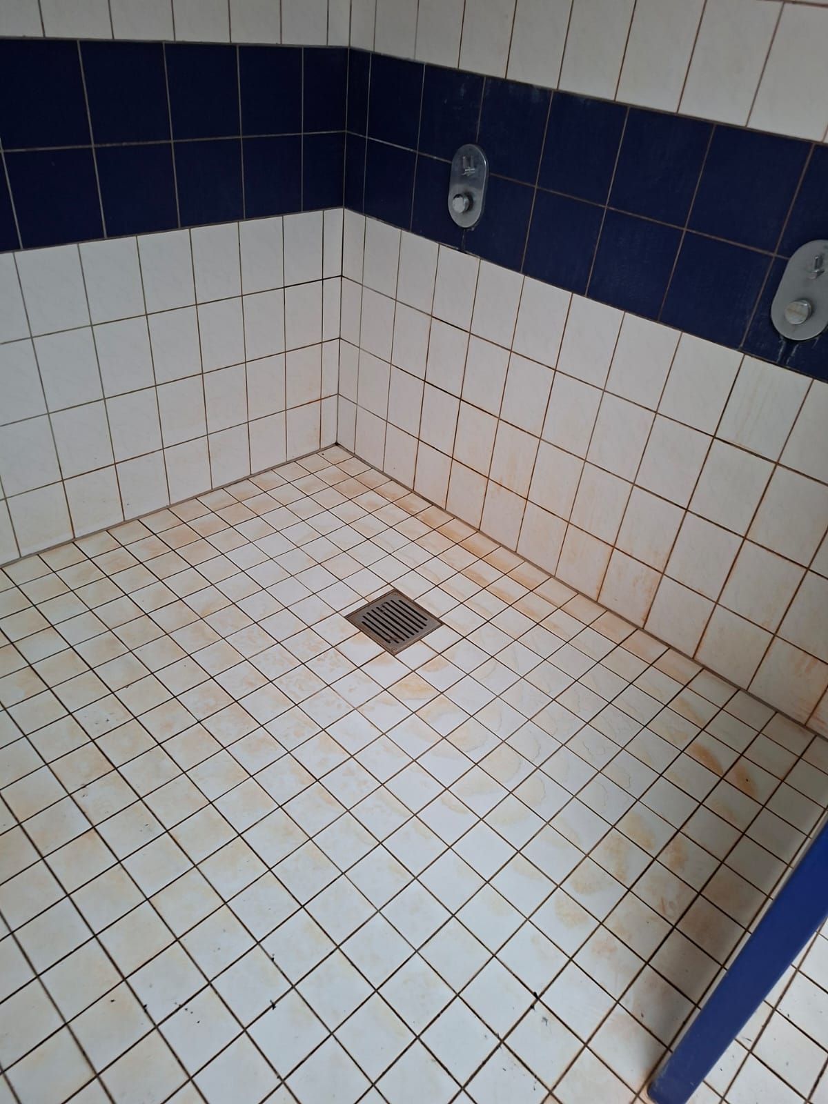 vor und nach der Reinigung durch Sb Gebauderainige